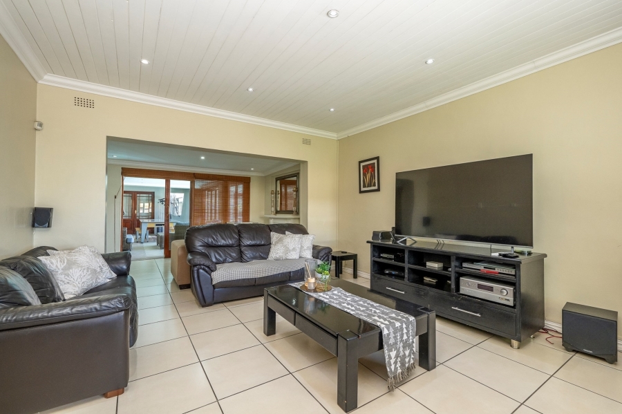 6 Bedroom Property for Sale in Oakglen Western Cape